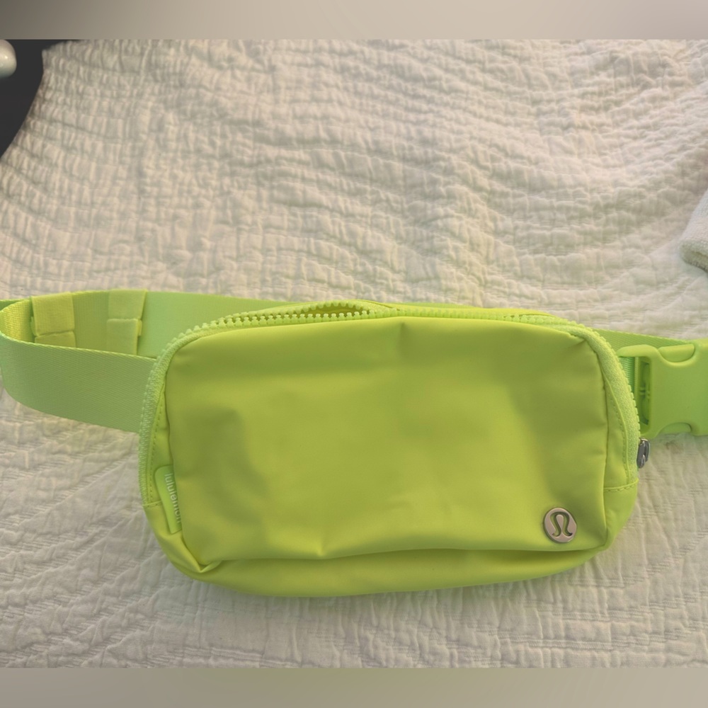 NWOT Lululemon Belt Bag Neo Mint